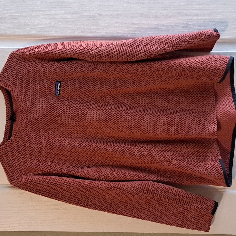Patagonia Women's XLarge Salmon colored pullover.
